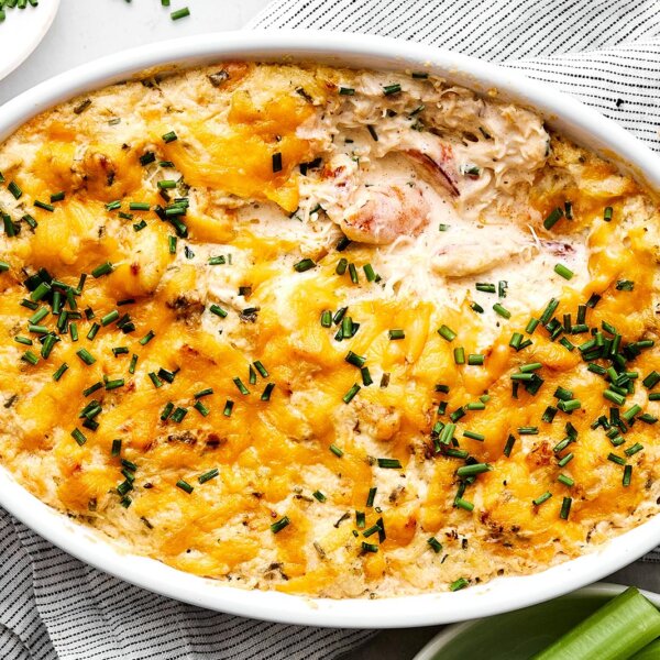 Crab dip with crackers.