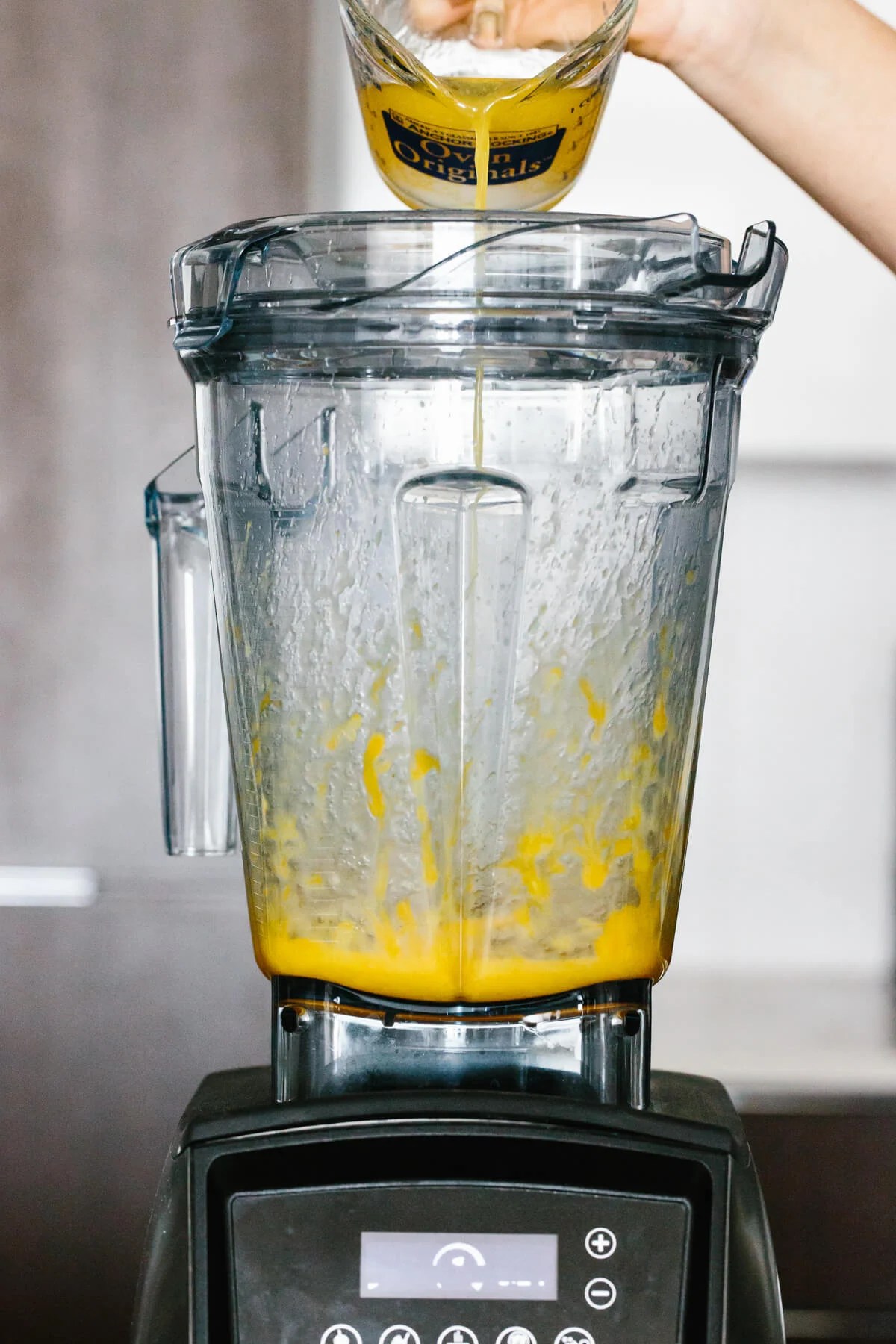 Making hollandaise sauce in a blender.